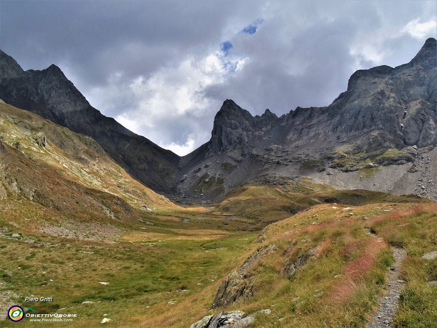 39 Vista a nord sul pianoro delle sorgenti  (2370 m circa ) del Brembo  verso il Passo di Valsecca (2496 m) .JPG